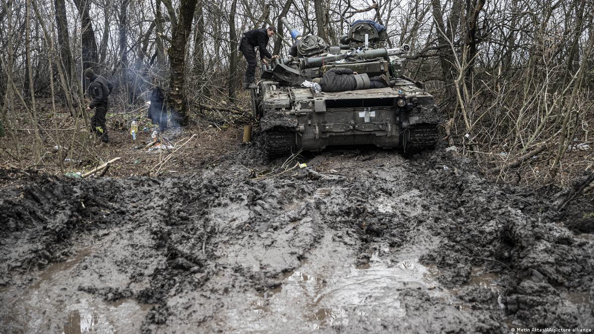 Ukraine counteroffensive When will the mud season end? DW 04/01/2023