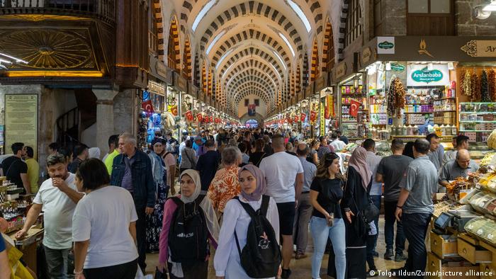 Touristen laufen über den Eminonu Gewürzmarkt in Istanbul