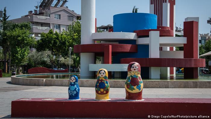 Drei Matroschka Puppen stehen in Liman, Konyaalti, ein Viertel in Antalya, Türkei
