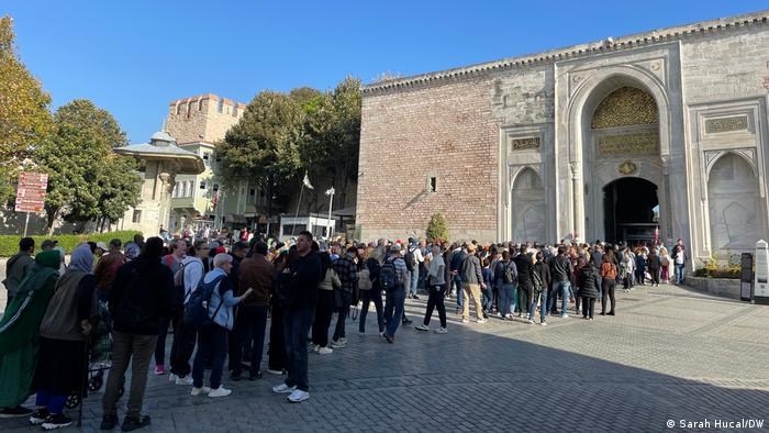 Touristen stehen Schlange vor dem Topkapi Palast in Istanbul