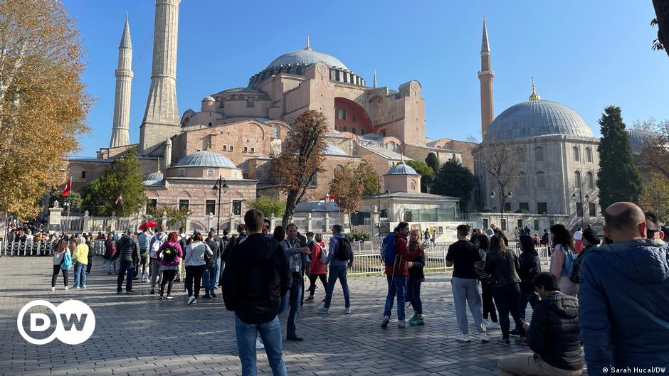 Türkiye’nin zayıf lirası turizmi vuruyor – DW – 12/08/2022