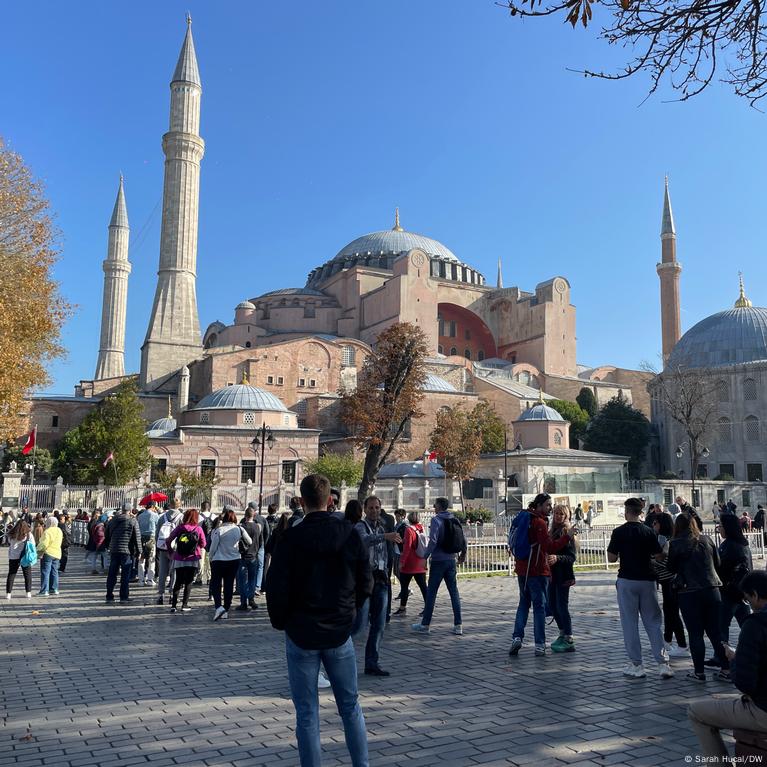 Tourists find silver lining in Turkey's lira crash