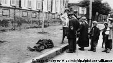 KIEV, UKRAINE. NOVEMBER 19, 2008. Documentary photograph displayed at an exhibition in Kiev, dedicated to Holodomor, the great Ukrainian famine of early 1930s. (Photo ITAR-TASS / Vladimir Sindeyev) +++(c) dpa - Report+++