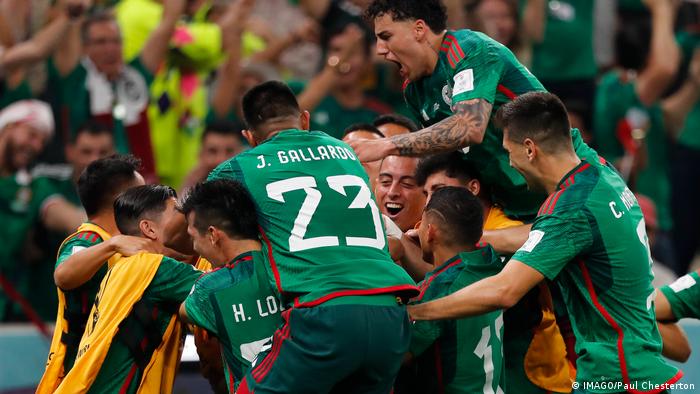 سجلت المكسيك هدفين في غضون خمس دقائق في بداية الشوط الثاني لتهزم السعودية، لكن المنتخبان خرجا سويا من المونديال.