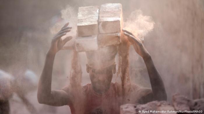Entre el sudor y el polvo en Bangladés