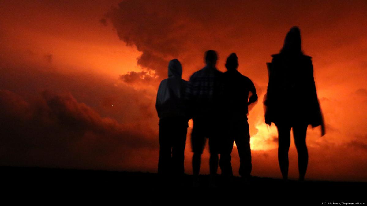 Hawaii's Mauna Loa volcano spewing lava and ash – DW – 12/02/2022