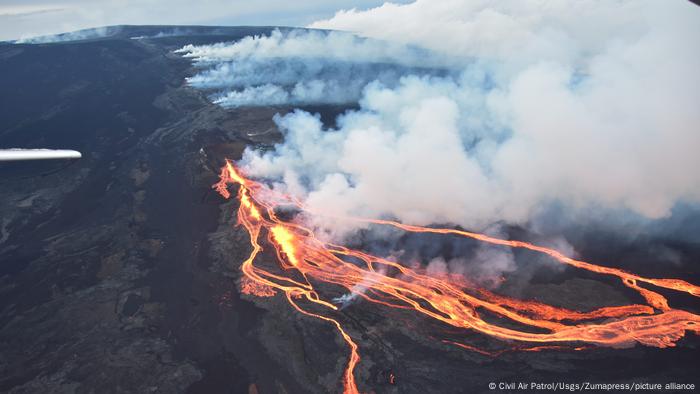 La finestra dell'elicottero offre una vista del flusso di lava calda che scende dal cratere Mauna Loa nel Parco Nazionale dei Vulcani, Hawaii, USA.  L'ultima eruzione del vulcano più grande del mondo è avvenuta nel 1984. Finora non era chiaro come si sarebbe evoluta la situazione e se la lava potesse continuare a raggiungere le zone abitate.