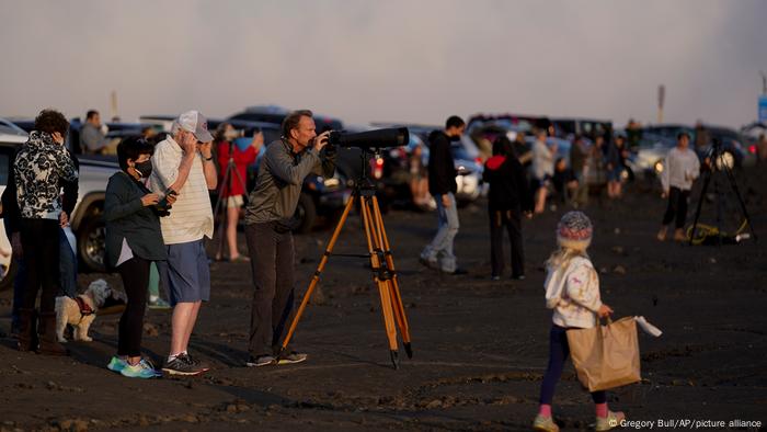 Molte persone curiose hanno assistito all'eruzione del Mauna Loa, vicino a Hilo.  Finora, le autorità non ritengono che le città vicine siano in pericolo.  Gli esperti prevedono che ci sarà un'eruzione recente, poiché sulla montagna sono stati registrati ripetuti terremoti.
