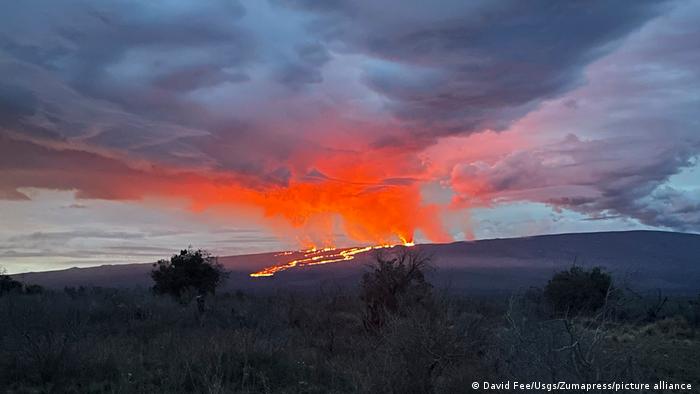 La luce della lava emergente dipinge uno straordinario gioco di colori nel cielo.  Enormi colonne di fumo hanno attraversato l'area.  Durante un'eruzione nel 1950, il flusso di lava impiegò solo tre ore per raggiungere l'oceano, a 15 miglia di distanza.