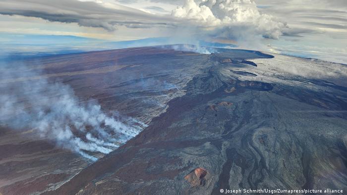 Il vulcano è attentamente monitorato da elicotteri per reagire rapidamente se la situazione sulla montagna cambia.  La lava può scorrere rapidamente lungo i ripidi pendii del Mauna Loa, alto 4.169 metri.