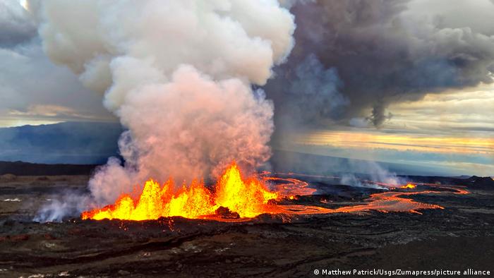 Un denso pennacchio di fumo dovrebbe portare cenere, secondo le previsioni del servizio meteorologico statunitense per Big Island, l'isola più grande delle Hawaii.  Al momento non è noto per quanto tempo il vulcano continuerà a sputare fuoco.