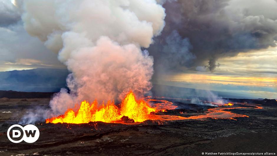 Hawaii: Lava from Mauna Loa volcano nears highway