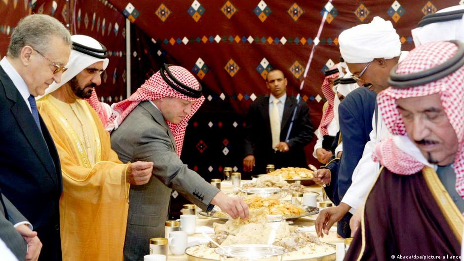 احتفالات العائلة المقدسة والمنسف الأردني والبن السعودي تراث ثقافي | DW | 01.12.2022 احتفالات العائلة المقدسة والمنسف الأردني والبن السعودي تراث ثقافي | DW | 01.12.2022
