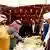 الملك عبد الله ملك الأردن يتناول المنسف الأردني الشهير خلال مأدبة عشاء في حفل زفاف شقيقه