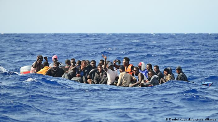 أرشيف: مهاجرون في البحر المتوسط ـ نحو ثلاثين شخصا داخل قارب خشبي وسط البحر