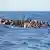 أرشيف: صورة لقارب خشبي ينقل مهاجرين في البحر الأبيض المتوسط (الأول من ديسمبر/ كانون الأول 2022)