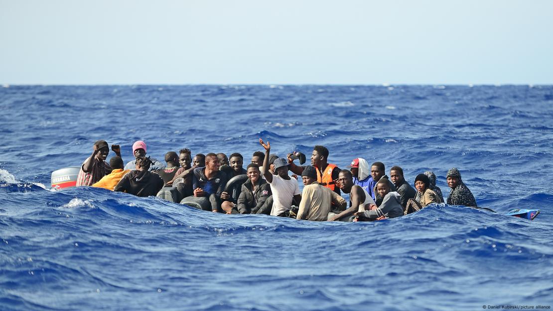 Akdeniz'de, kapasitesinin üzerinde göçmenlerle dolu bir tekne