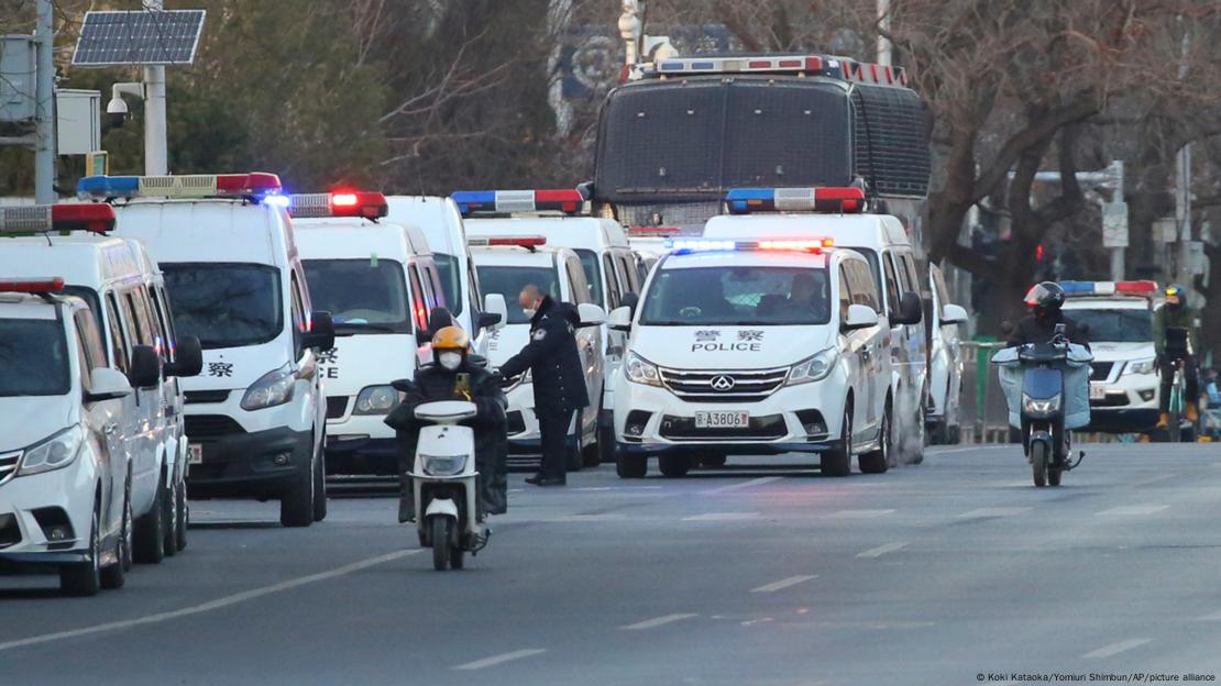 China Peking | Polizeifahrzeuge patrouillieren