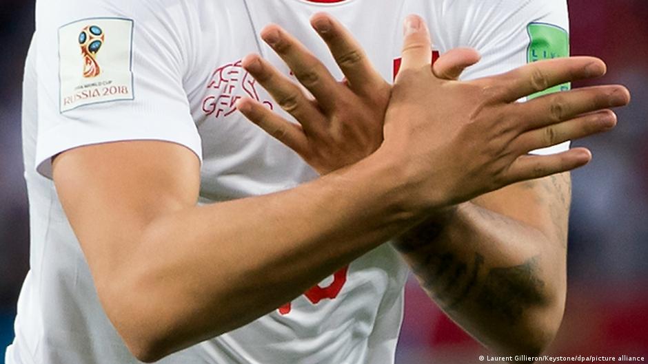 Švajcarski reprezentativac Granit Džaka, poreklom sa Kosova, sa simbolom Albanije proslavlja pogotak protiv Srbije na Svetskom prvenstvu 2018. u Rusiji