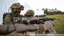 07/02/2022 Munster. Soldaten der Bundeswehr haben mit dem Sturmgewehr vom Typ G36 A2 während einer Vorführung hinter Sandsäcken Stellung bezogen. Der Streit um das geplante Sondervermögen für die Bundeswehr bleibt ungelöst. +++ dpa-Bildfunk +++