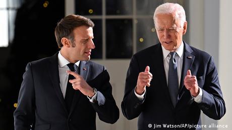 Joe Biden und der französische Präsident Emmanuel Macron bei einer Unterhaltung (Quelle: Jim Watson/AP/picture alliance)
