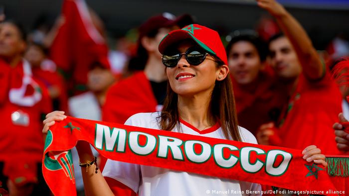 مشجعة مغربية لأسود الأطلس الذين عبروا للدور السادس عشر في مونديال قطر