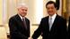 Robert Gates und Hu Jintao geben sich die Hand (Foto: ap) Robert Gates und Hu Jintao geben sich die Hand (Foto: ap)