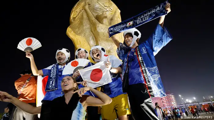 مشجعون يابانيون في كأس العالم بقطر
