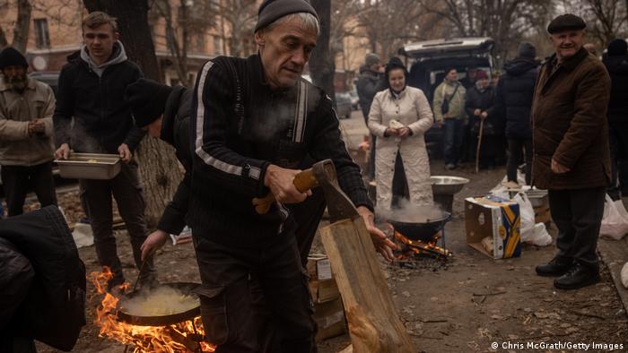 Un grupo de personas cocina en las calles de Jersón, Ucrania.