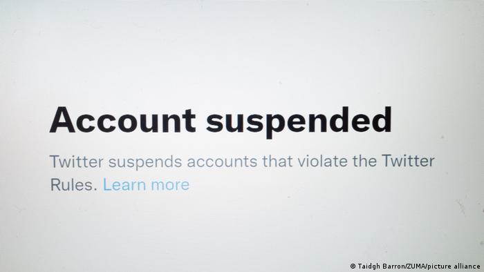 Foto simbólica del mensaje de Twitter sobre una cuenta suspendida