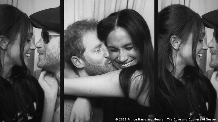Harry un Meghan umarmen und küssen sich in einem schwarz weiß Foto eines Fotoautomats