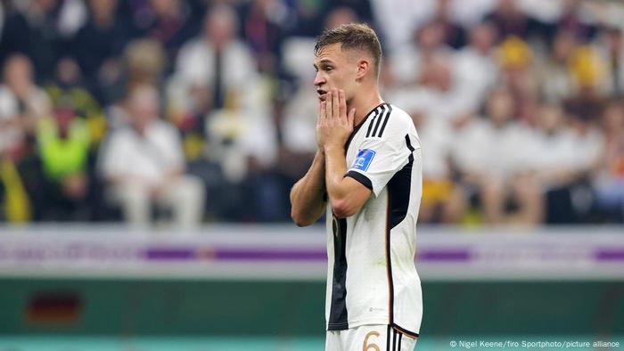 DFB-Spieler Joshua Kimmich hält seine Hände ans Gesicht und ist enttäuscht nach dem Ausscheiden bei der WM in Katar 2022 DFB-Spieler Joshua Kimmich hält seine Hände ans Gesicht und ist enttäuscht nach dem Ausscheiden bei der WM in Katar 2022