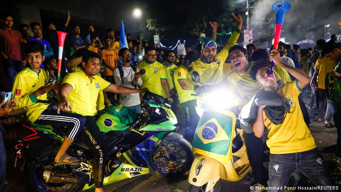 مشجعون برازيليون يحتفلون بفوز فريقهم