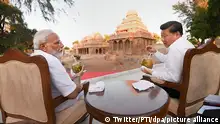 Xi Jinping (l), Präsident von China, und Narendra Modi, Premierminister von Indien, trinken während eines Gesprächs aus Kokosnüssen. Präsident Xi ist im Rahmen eines informellen Gipfels nach Indien gereist. Bei dem Treffen soll es unter anderem um Handel und um Grenzangelegenheiten gehen. +++ dpa-Bildfunk +++
