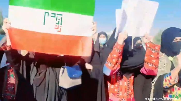Verschleierte Frauen auf einer regierungskritischen Demonstration mit einer iranischen Flagge und der Losung Frau , Leben, Freiheit
