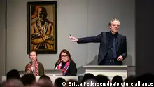 Markus Krause leitet die Auktion des Gemäldes Selbstbildnis gelb-rosa von Max Beckmann beim Auktionshaus Villa Grisebach. Das Werk hat den Rekordpreis von 20 Millionen Euro erzielt. +++ dpa-Bildfunk +++