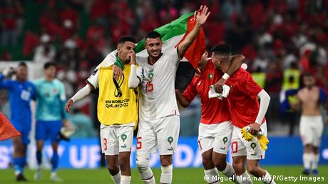 Marokkos Nationalspieler Selim Amallah (2.v.l.) bejubelt mit Palästina-Fahne den Einzug ins WM-Achtelfinale