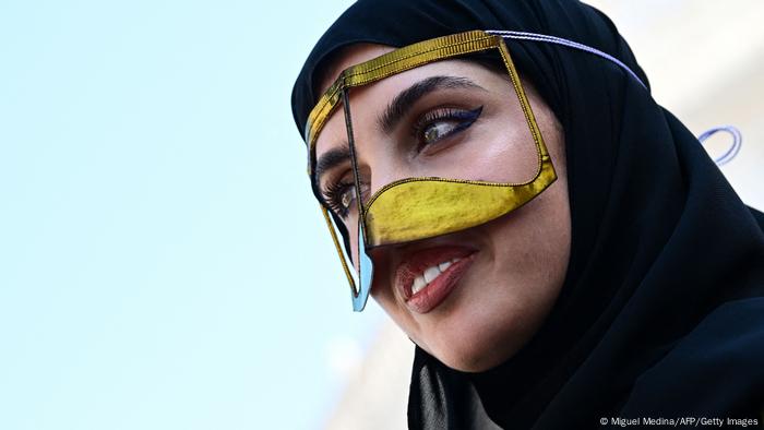 سيدة قطرية في سوق واقف الشهير