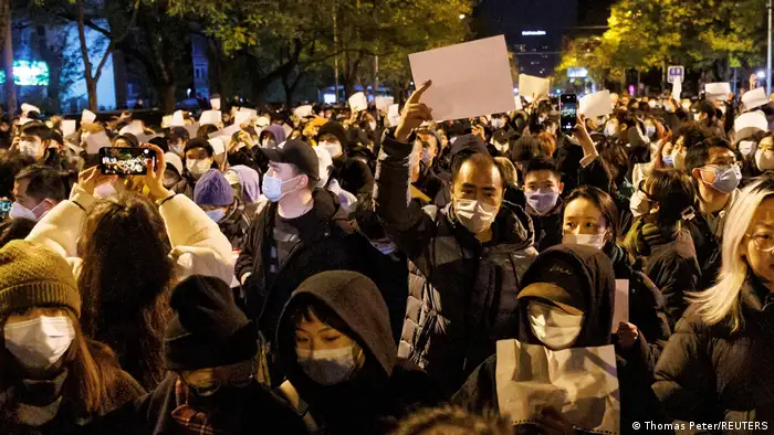 11月底，中國多個城市爆發「白紙運動」，民眾上街頭抗議政府嚴格的防疫政策，並提出自由及民主訴求。