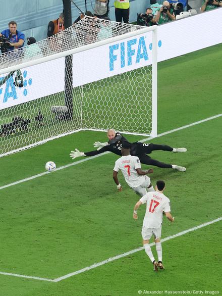 Em jogo de estreia no Catar, Brasil vence a Sérvia por 2 a 0 – DW