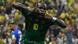Camaronês Vincent Aboubakar comemora o gol da vitória sobre o Brasil ao tirar a camisa Camaronês Vincent Aboubakar comemora o gol da vitória sobre o Brasil ao tirar a camisa