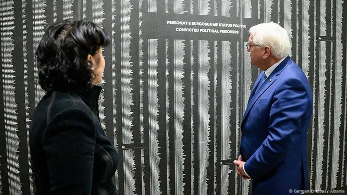 Presidenti gjerman Frank-Walter Steinmeier duke vizituar muzeun Shtëpia me Gjethe”