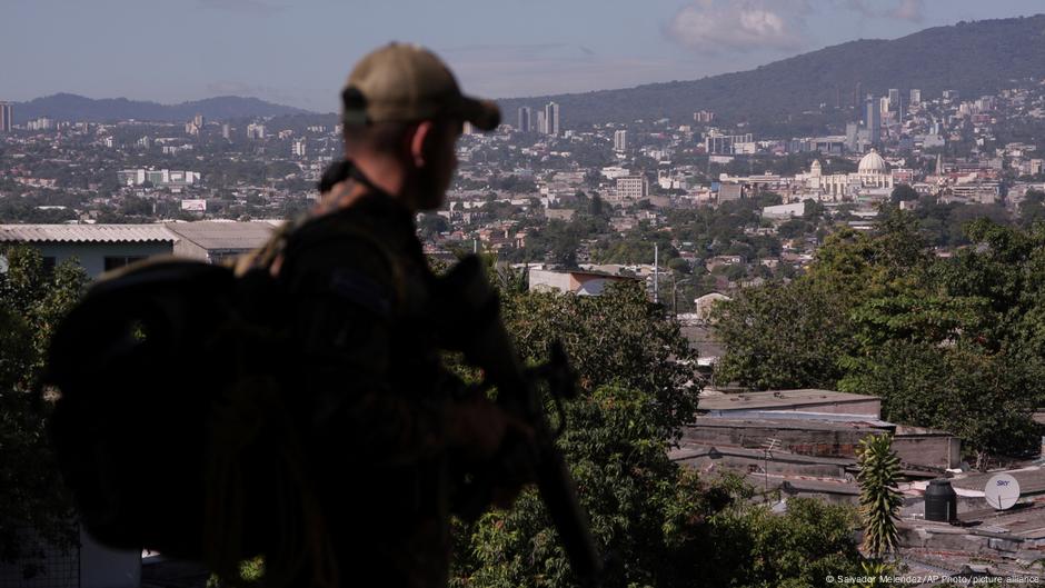 El Salvador seals off area in capital to combat gangs DW 12/03/2022