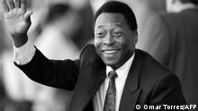 (FILES) In this file photo taken on March 11, 1995, former Brazilian soccer star and Sports Minister, Edson Arantes do Nascimento, known as Pelé (L), smiles to fans at the opening ceremonies of the XII Pan American games t the Mundialista Stadium at Mar del Plata. - The 82-year-old icon was hospitalized in Sao Paulo on November 29, 2022, for what doctors said was a reevaluation of the chemotherapy he has been undergoing since surgery to remove a colon tumor in September 2021. (Photo by Omar TORRES / AFP)