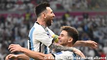 Fußball, WM 2022 in Katar, Argentinien - Australien, Achtelfinale, im Ahmad bin Ali Stadion, Argentiniens Julian Alvarez (r) jubelt mit Lionel Messi nach seinem Treffer zum 2-0.
