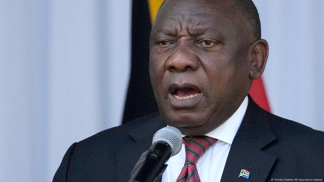 Südafrikas Präsident Cyril Ramaphosa spricht in ein Mikrofon (Archiv)