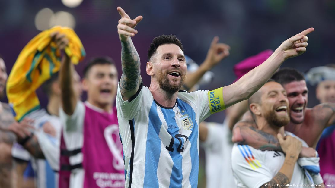 El futbolista y campeón del mundo argentino Lionel Messi celebra en cuartos de final contra Qatar.