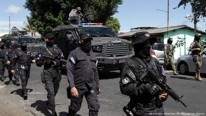 Foto de policías y soldados en Soyapango