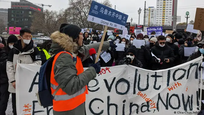 12月3日，柏林的「白紙革命」有數百人參與。共同組織者之一Joanna拿著烏魯木齊中路標語，帶頭領隊。