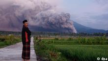 04.12.2022, Indonesien, Lumajang: Ein Mann beobachtet den Ausbruch des Vulkans Semeru. Der höchste Vulkan der indonesischen Insel Java ist am 04.12.2022 ausgebrochen. Foto: Uncredited/AP/dpa +++ dpa-Bildfunk +++